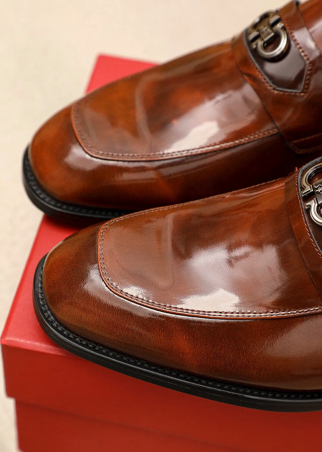 Men's shoes 💰460 💐 Product trademark: Ferragamo "Ferragamo" casual leather shoes Regular size: 38-44 (45.46🉑️customized) Product materials: Selected imported first-layer open-edge beaded cowhide leather upper + luxury hardware buckle, imported water-dyed cowhide leather lining. Strong three-dimensional visual effect, original rubber outsole Color: 1⃣️color optional